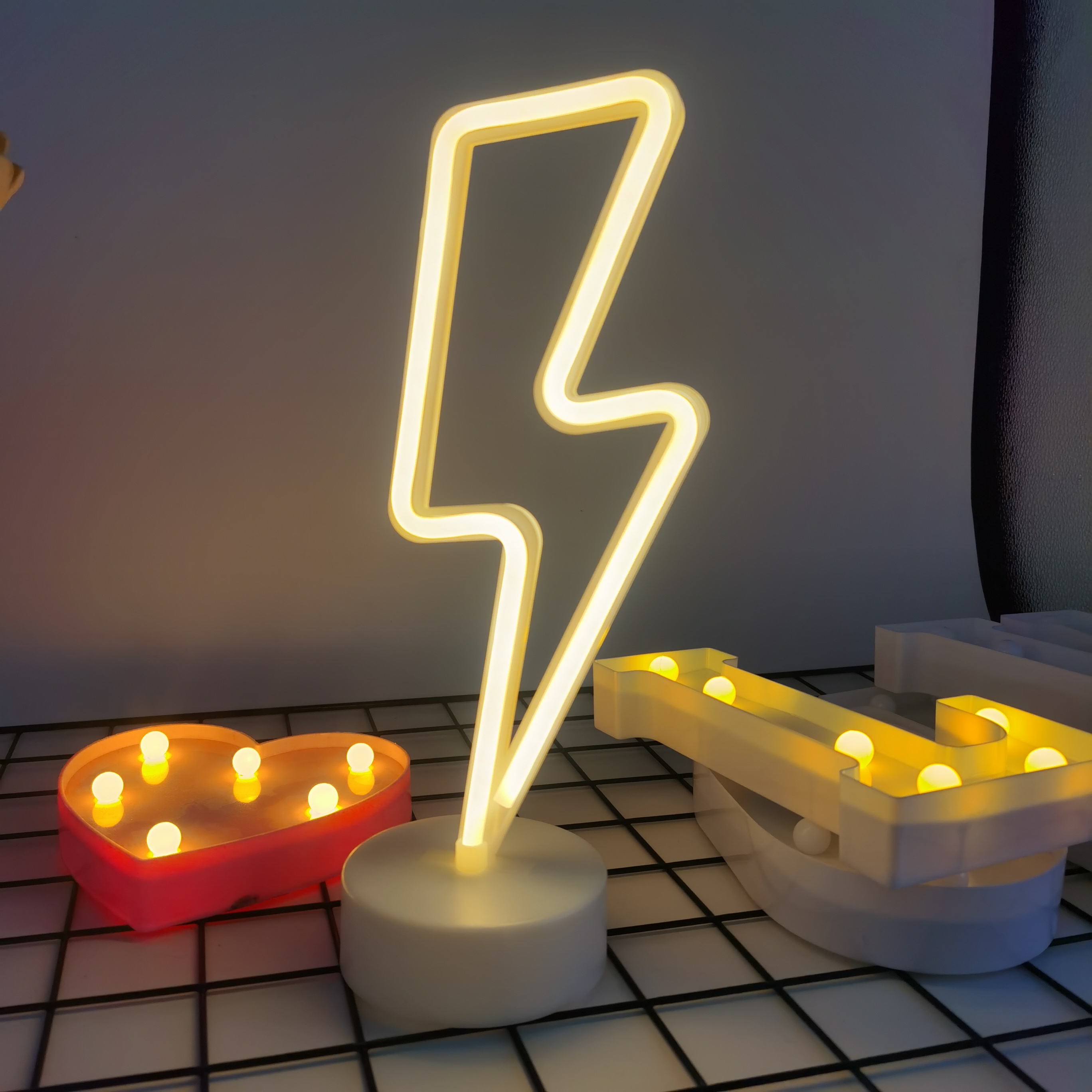 Lightning LED neon light, USB  - Party Games Girls Night のレビューと価格